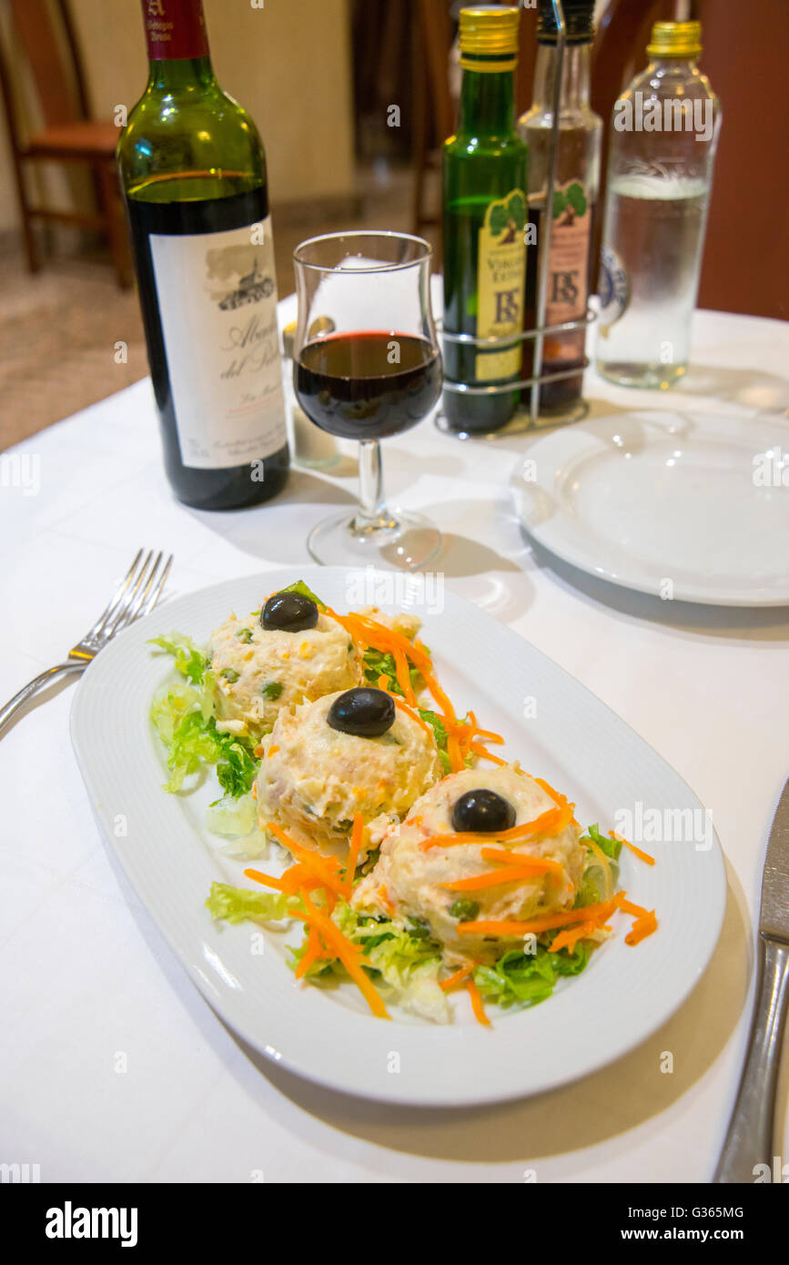 Assiette de salade russe dans un restaurant. L'Espagne. Banque D'Images