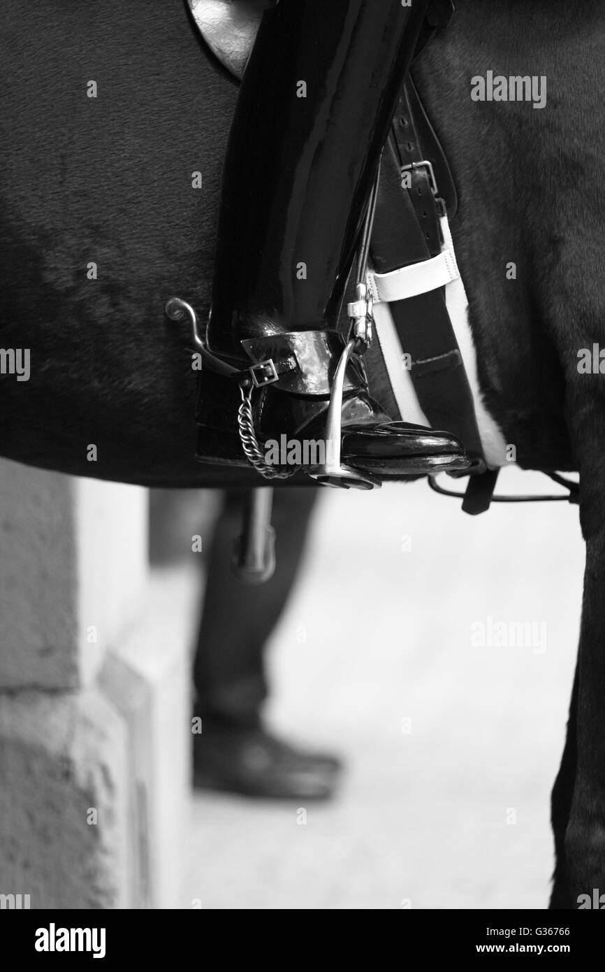 Les jambes d'un membre de l'imprimeur de la Household Cavalry (cheval et garde côtière canadienne) et d'un côté des policiers sur Whitehall Horse Guards Parade. Banque D'Images