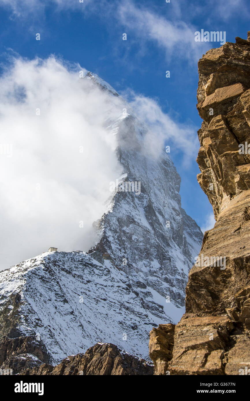 Les nuages entourent le Cervin vu de cabane Hörnli Zermatt Valais Suisse Europe Banque D'Images