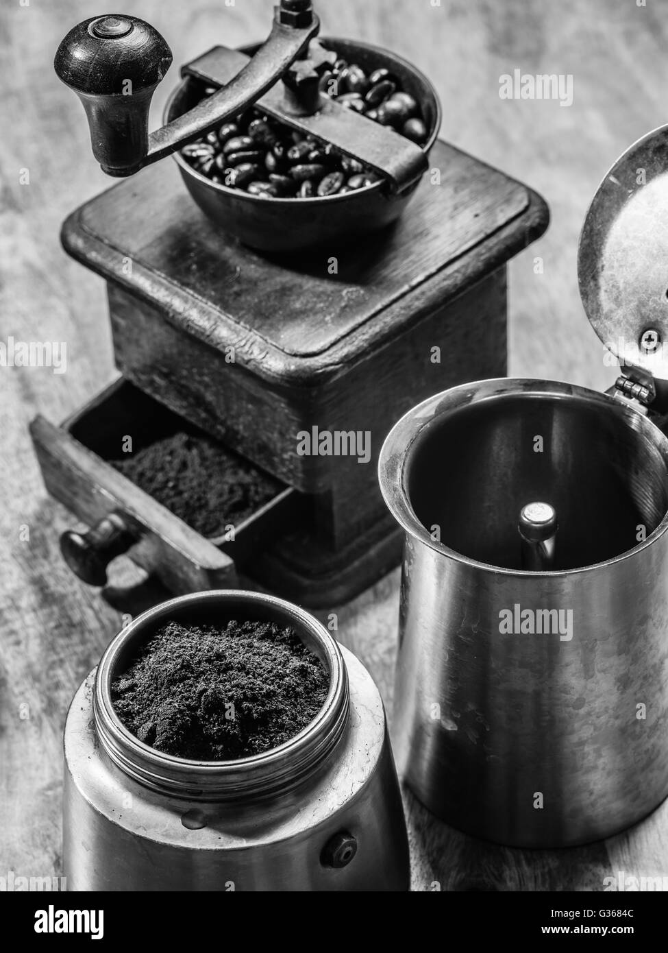 Photo d'un Italien Moka Express de cuisson bouilloire et d'une rectifieuse de café en noir et blanc. Banque D'Images