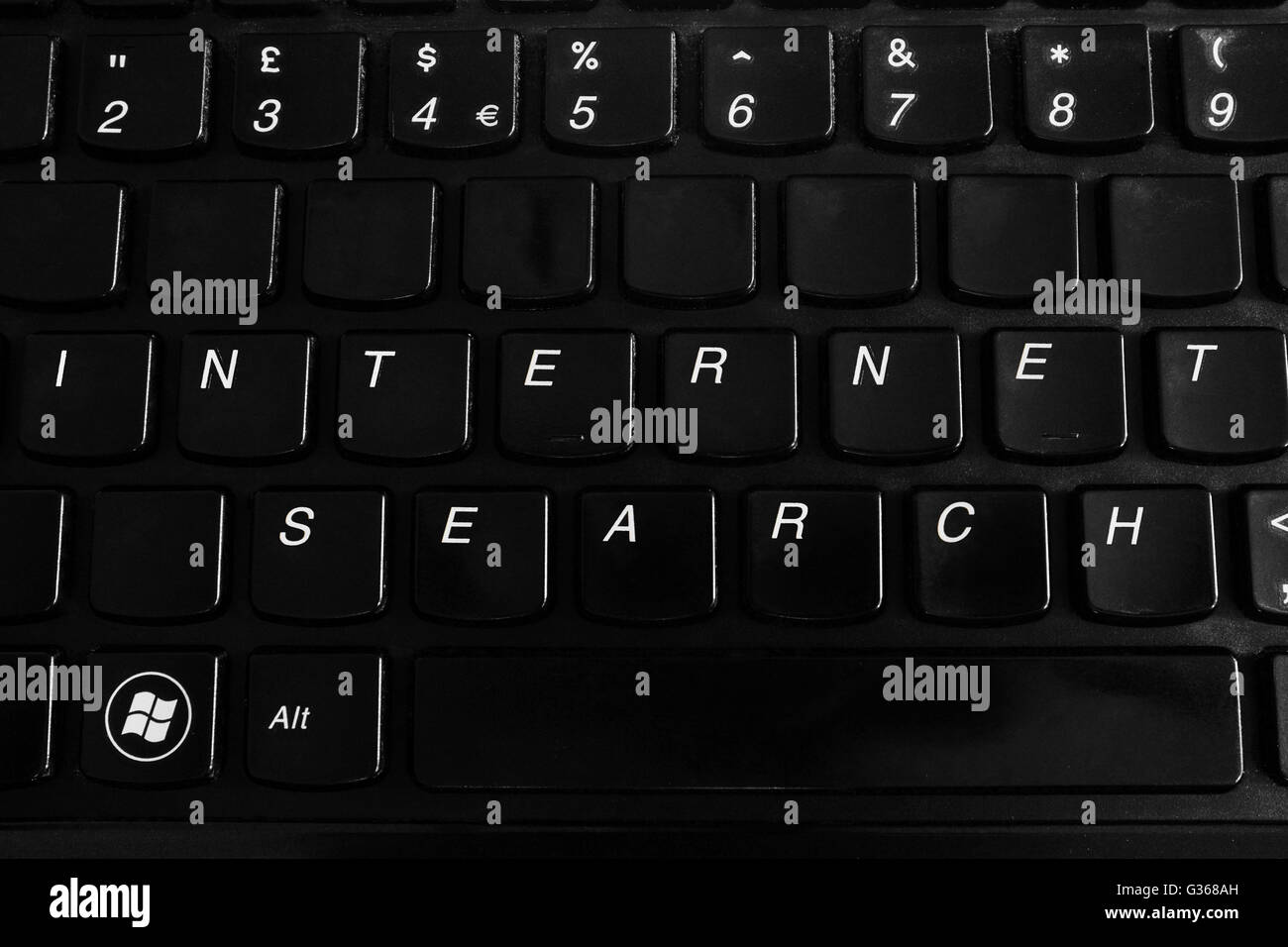 Un clavier d'ordinateur portable noir avec recherche sur internet. Banque D'Images