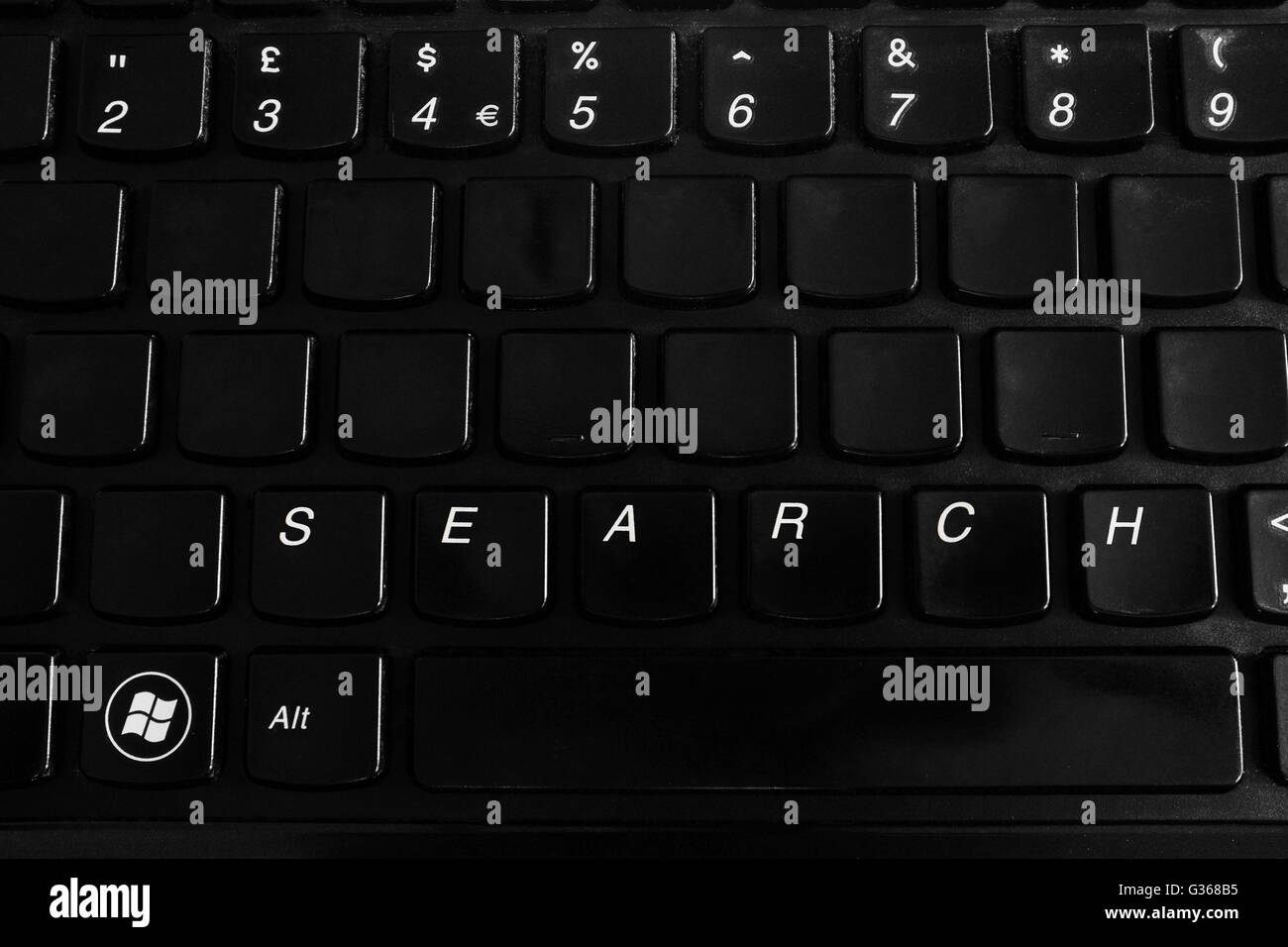 Un clavier d'ordinateur portable noir avec recherche sur elle. Banque D'Images