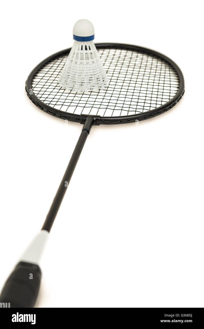 Raquette de badminton avec couvre volant sur fond blanc Photo Stock - Alamy