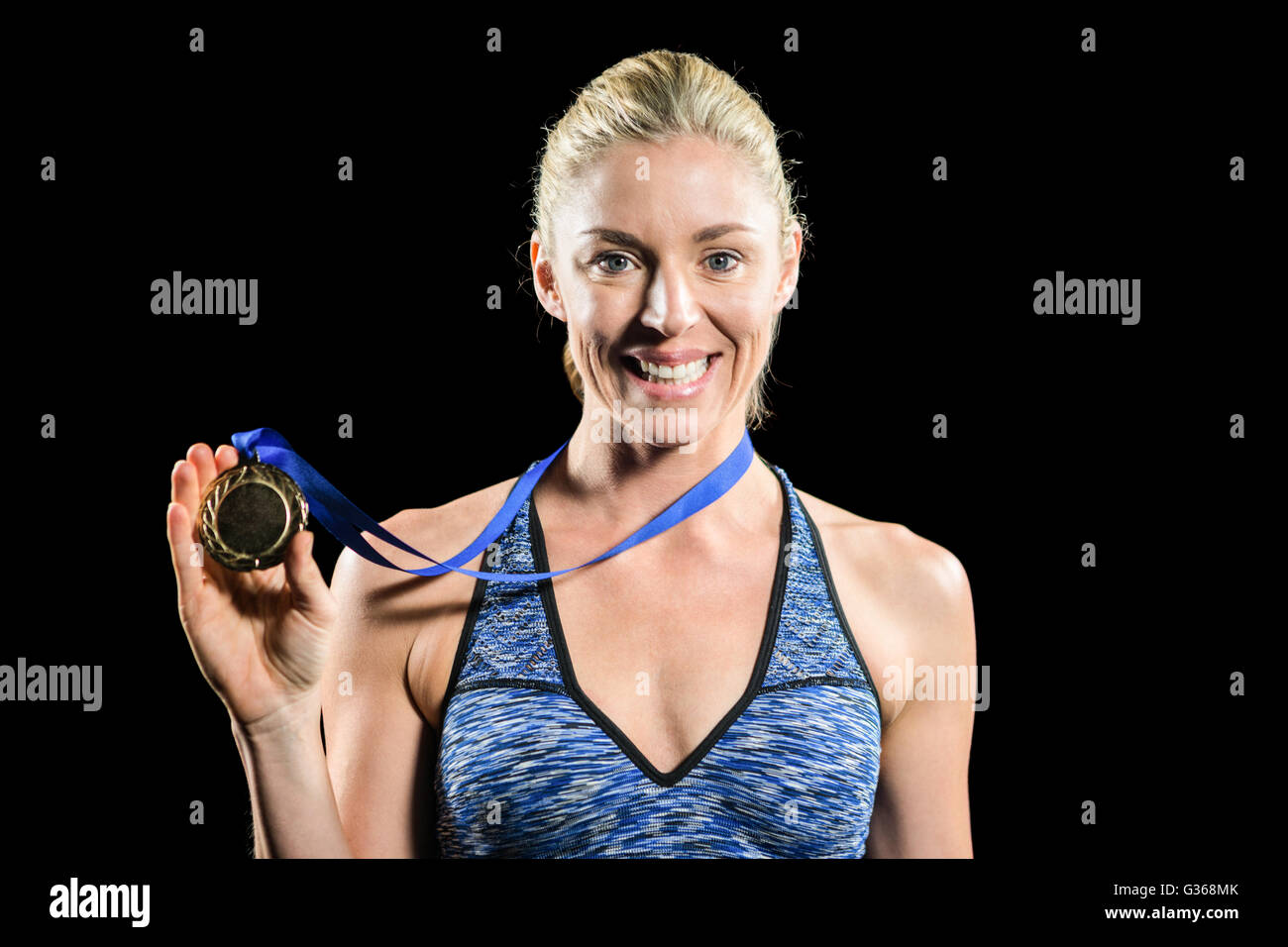Athlète féminin posant avec médaille d'or autour du cou Banque D'Images