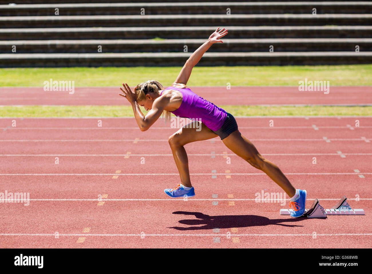 Athlète féminin exécutant sur la piste de course Banque D'Images