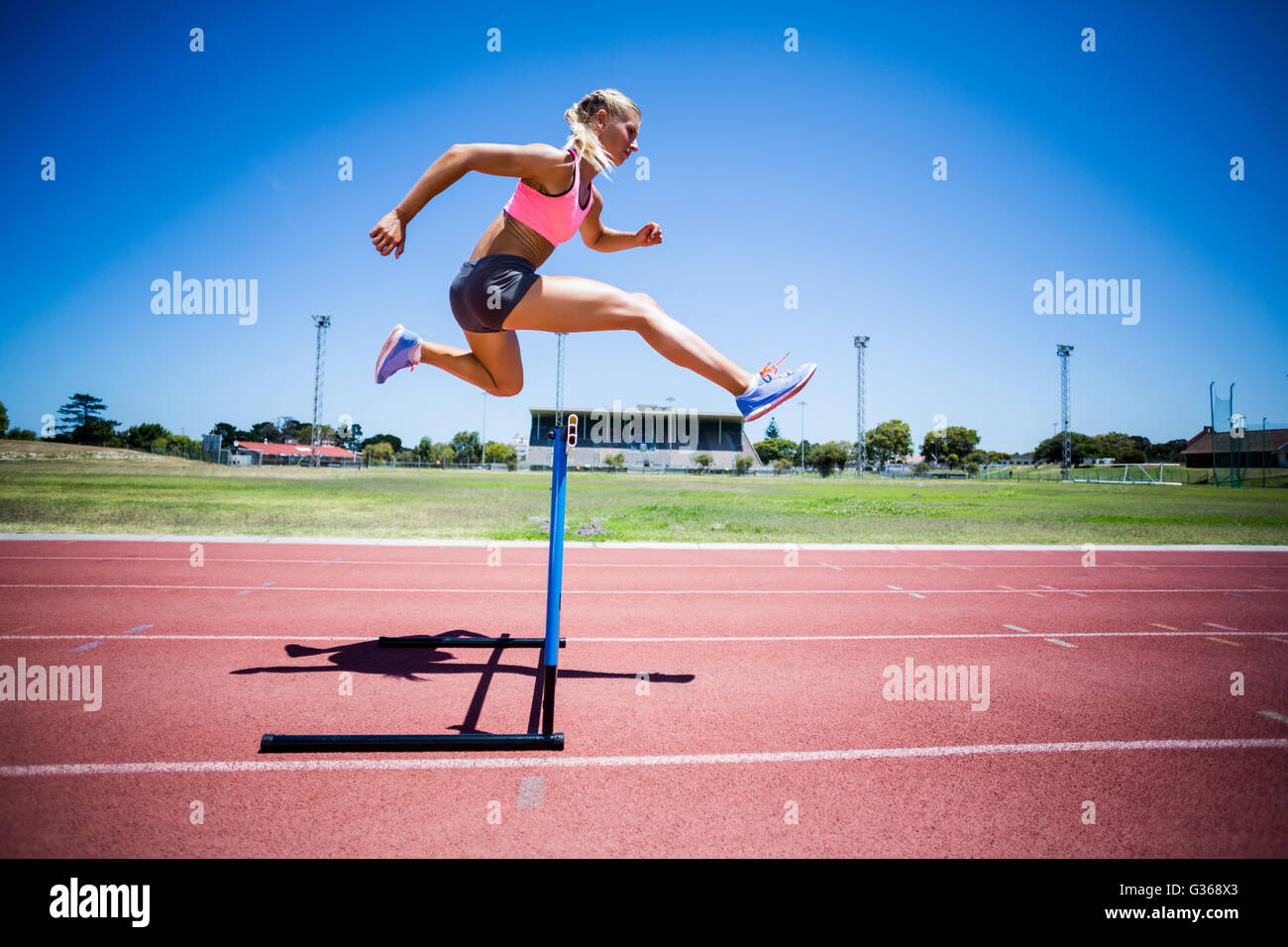 Saut à l'athlète féminine au-dessus de l'obstacle Banque D'Images Saut à l'athlète féminine au-dessus de l'obstacle Banque D'Images