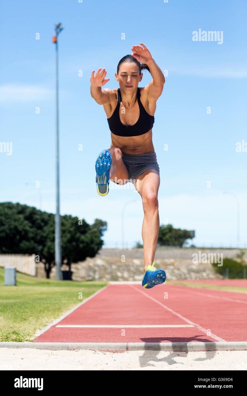 Athlète féminin effectuant un long saut Banque D'Images