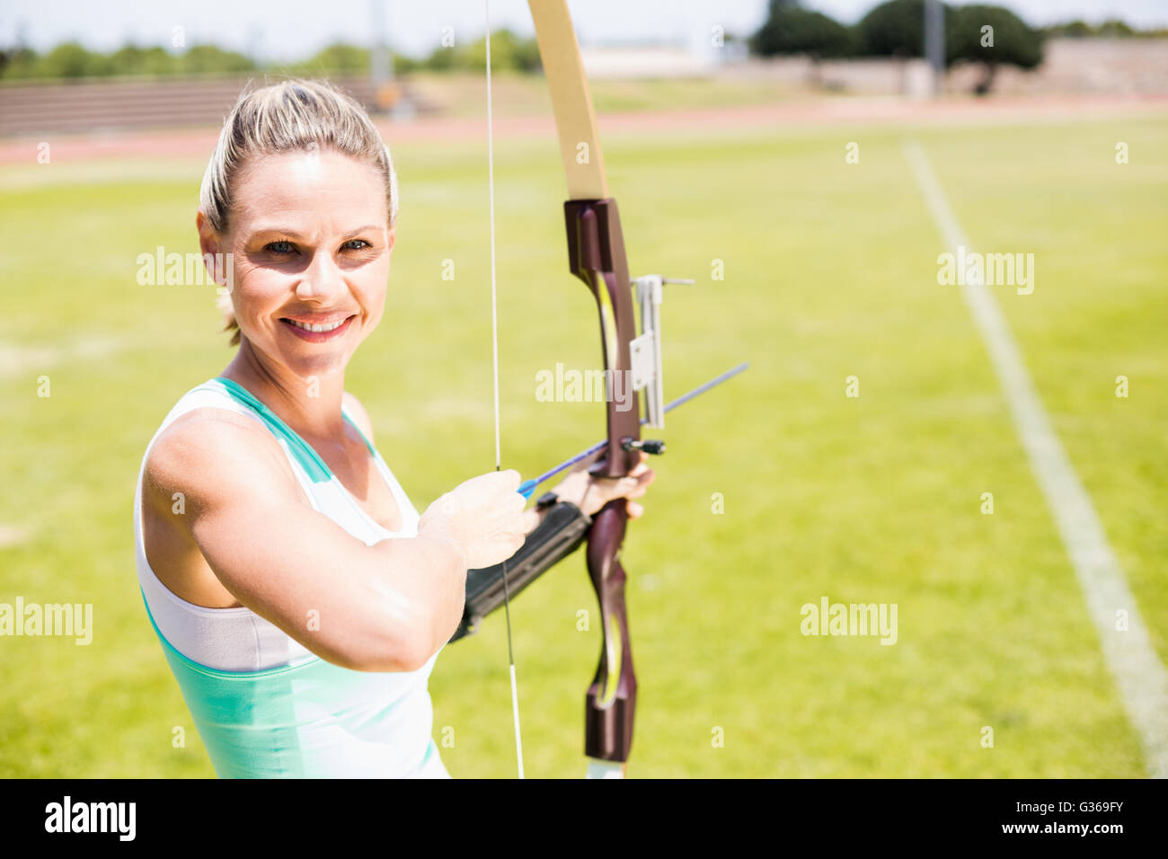 Portrait de femme athlète practicing archery Banque D'Images Portrait de femme athlète practicing archery Banque D'Images