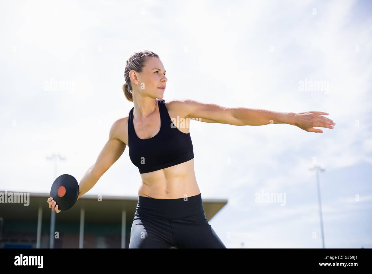 À propos de l'athlète féminine de jeter une discus Banque D'Images À propos de l'athlète féminine de jeter une discus Banque D'Images