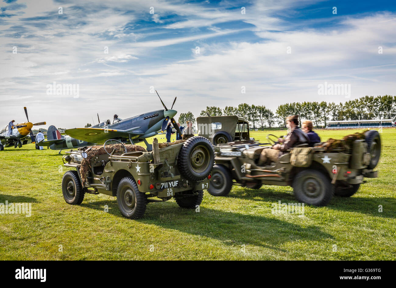 La Deuxième Guerre mondiale, l'aérodrome britannique avec des loisirs, Spitfires de jeeps et de personnel au Goodwood Revival meeting 2015, Sussex, UK. Banque D'Images