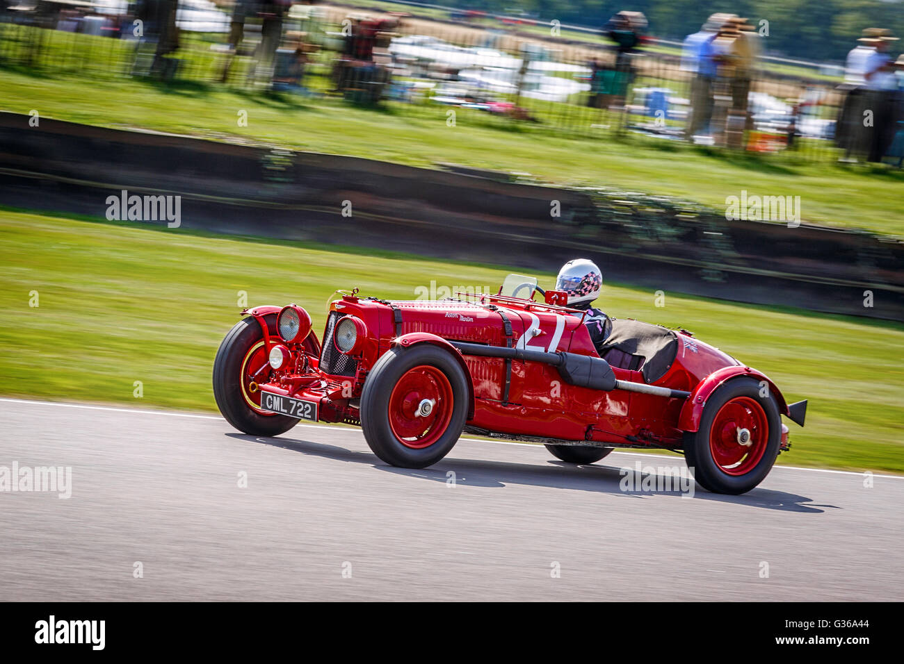 1935 Aston Martin Ulster avec chauffeur pendant la Mason Chloe Brooklands course pour le trophée, 2015 Goodwood Revival, Sussex, UK. Banque D'Images