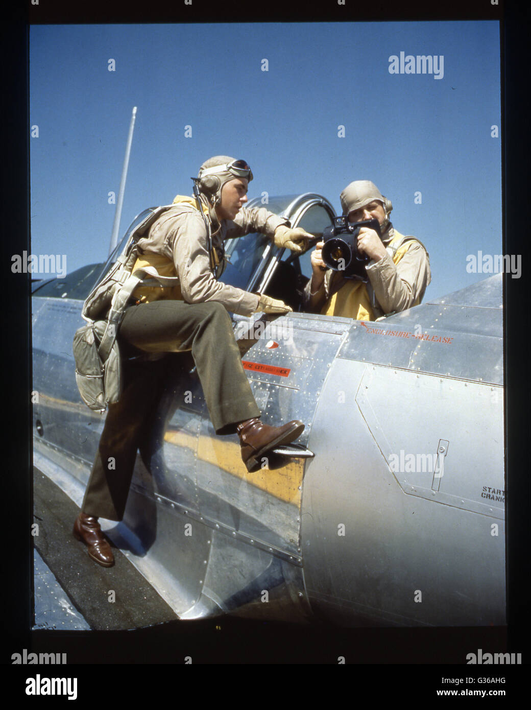 L'élève pilote et photographe aérien, avec une petite caméra, discuter d'une mission. Avion est un SNJ formateur. Banque D'Images