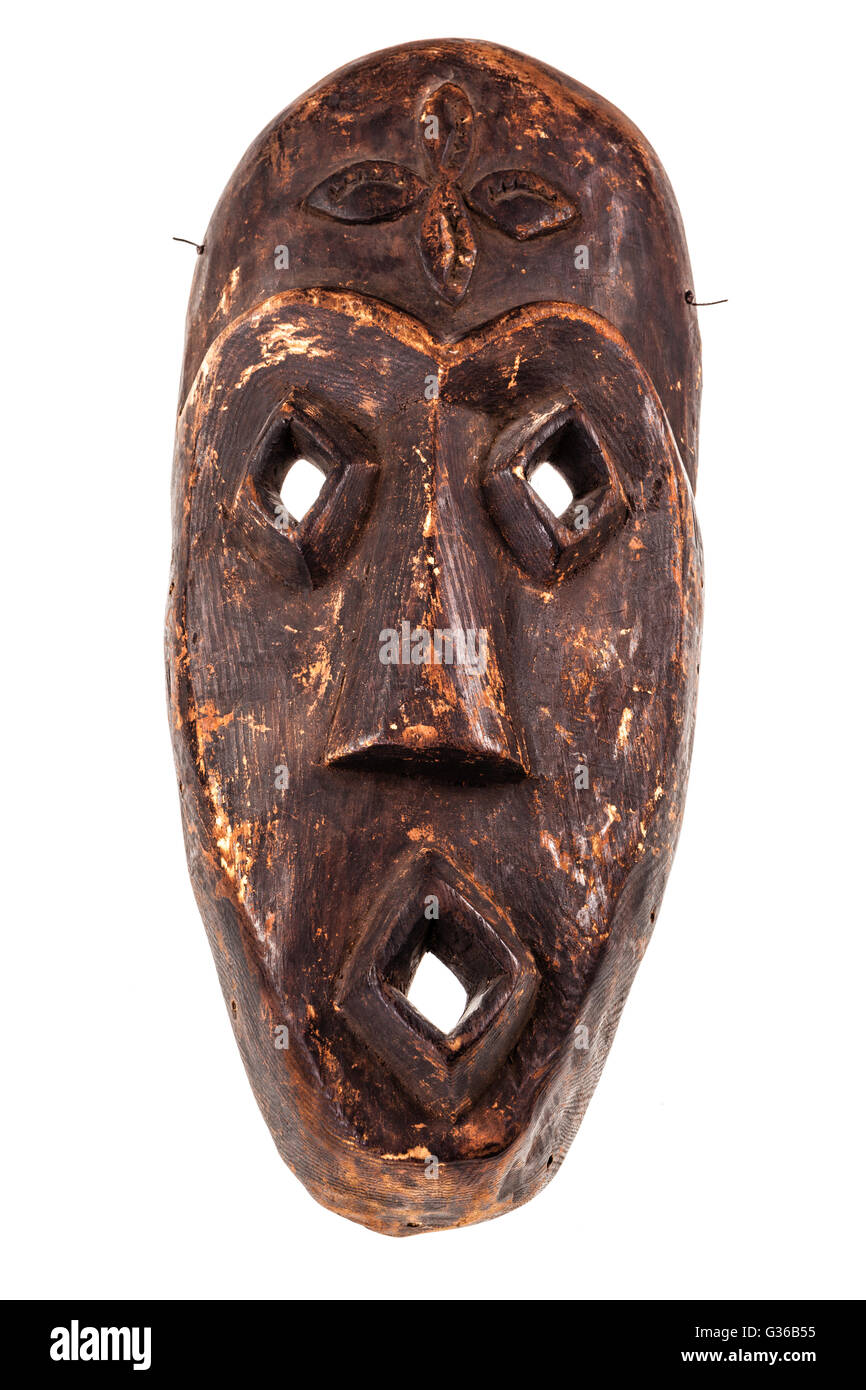 Un ancien masque de bois africain isolé sur fond blanc Banque D'Images