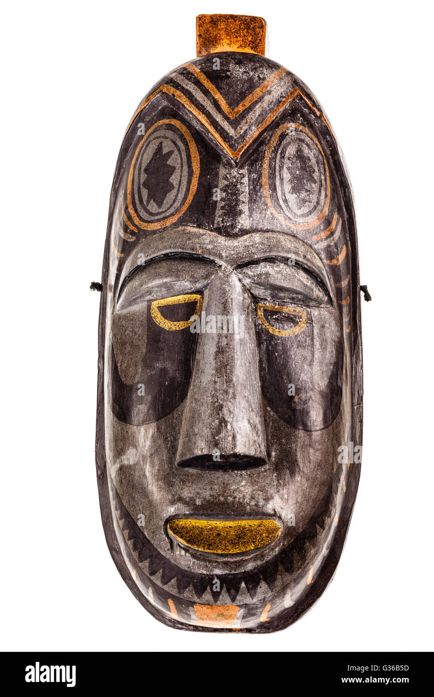 Un ancien masque de bois africain isolé sur fond blanc Banque D'Images