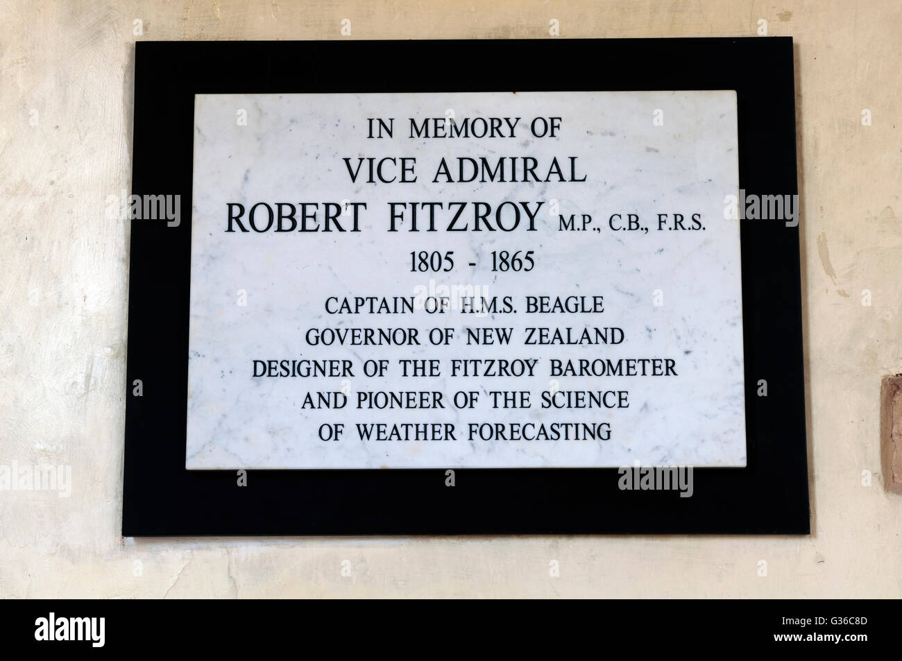 Plaque à la mémoire de Robert Fitzroy, Eglise St Mary, Grafton Regis, Northamptonshire, England, UK Banque D'Images