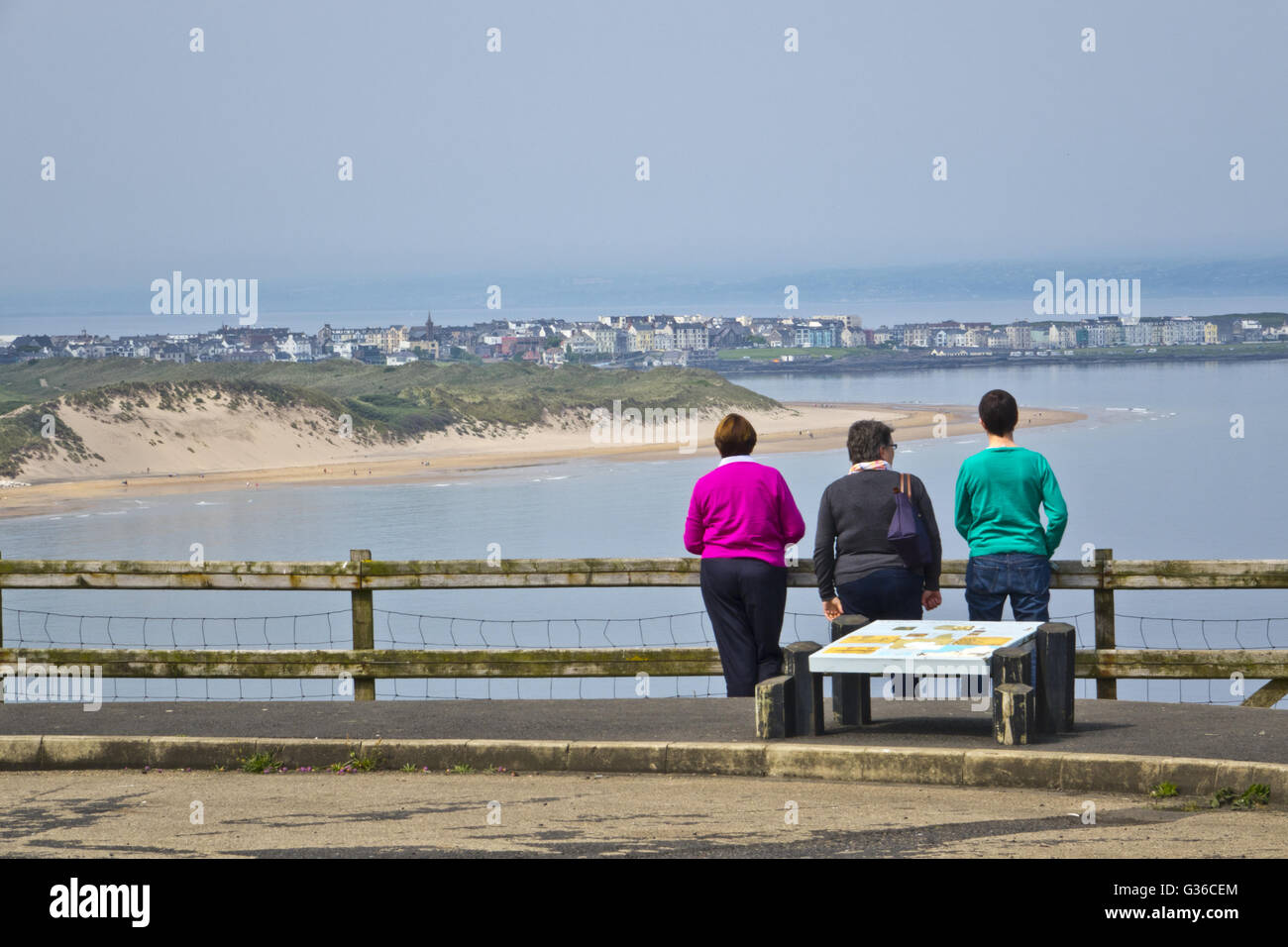 Les touristes à la recherche de point de vue sur Maghearcross Banque D'Images