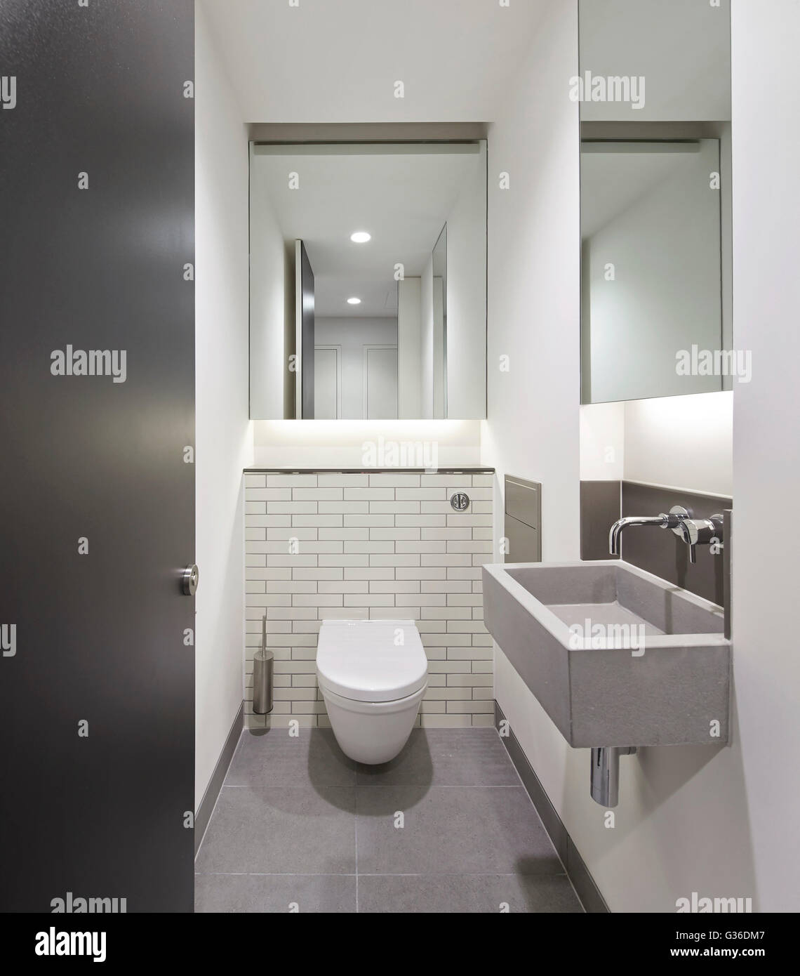 Des toilettes. Commodity Quay, Londres, Royaume-Uni. Architecte : BuckleyGrayYeoman, 2014. Banque D'Images