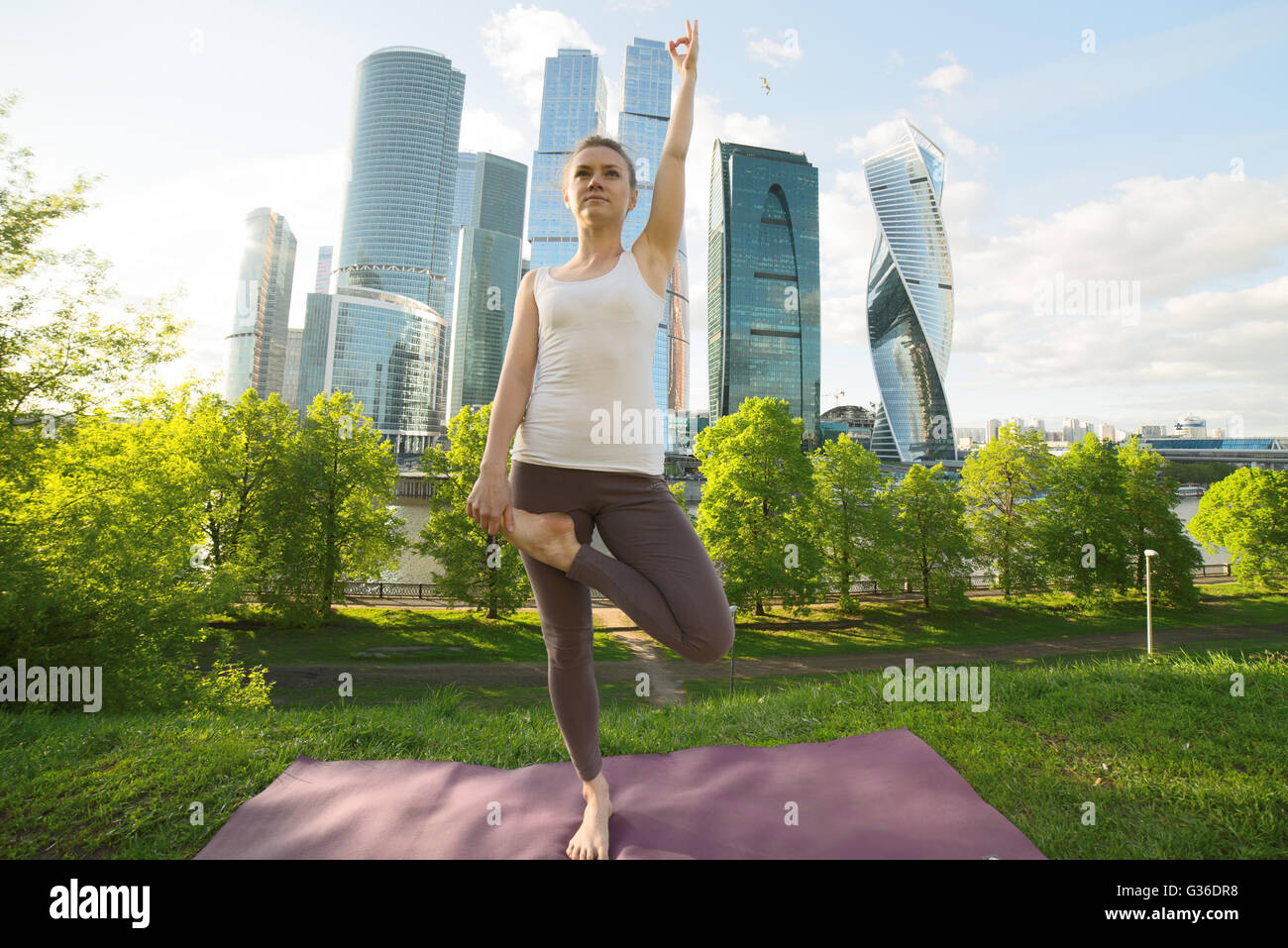 Comme la formation de yoga asana posture de jeune femme en costume d'affaires à Moscou Banque D'Images
