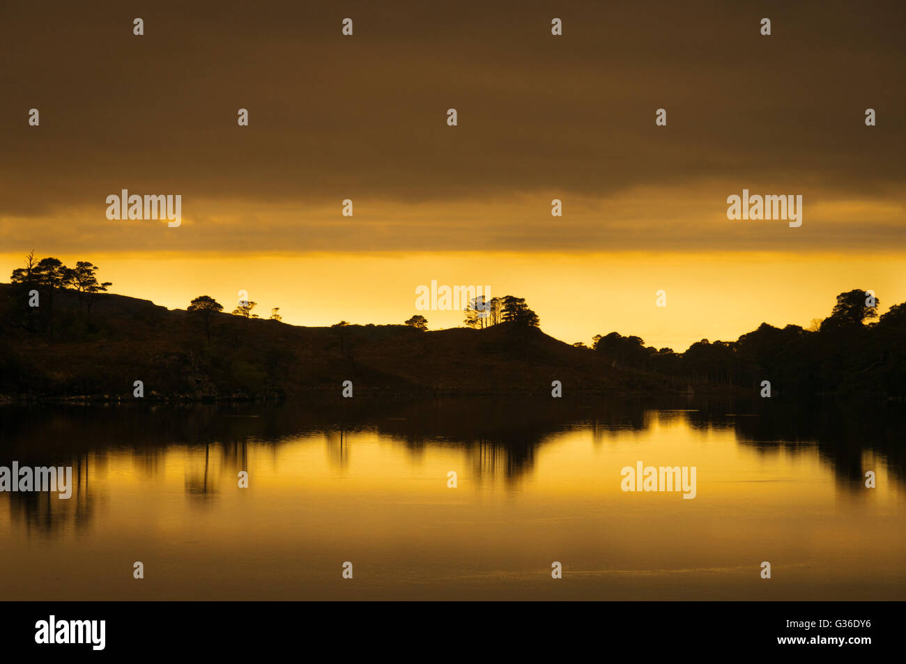 Une silhouette photo d'un coucher de soleil sur le Loch Dughaill dans les Highlands écossais Banque D'Images