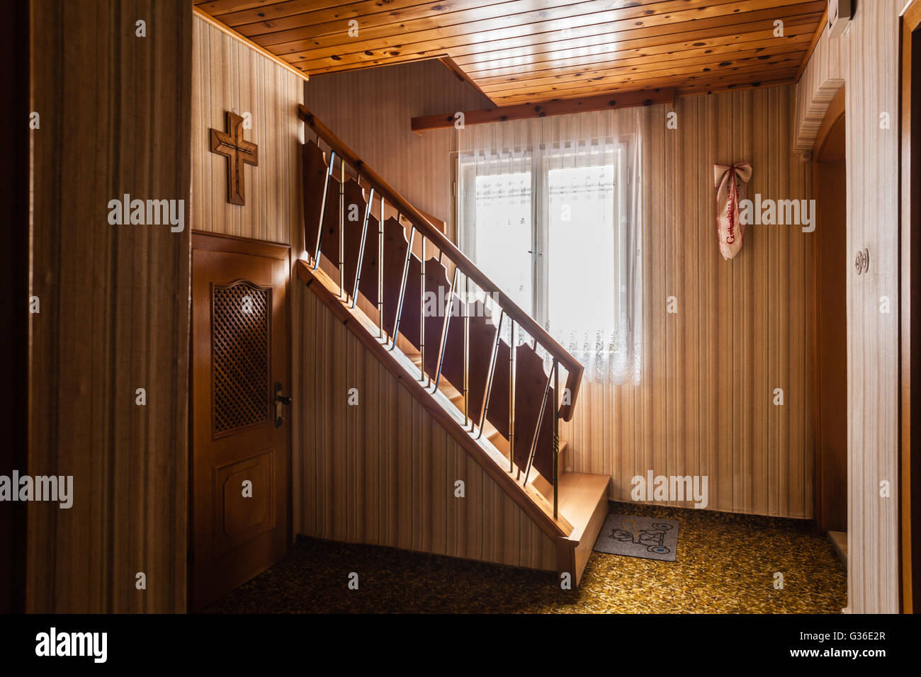 L'intérieur d'une maison autrichienne avec de vieux meubles rétro prêt pour rénovation Banque D'Images