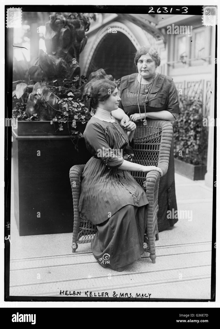 Helen Keller (1880-1968) avec son professeur Anne Sullivan Macy (1866-1936) peut-être à l'International Flower Show. Banque D'Images