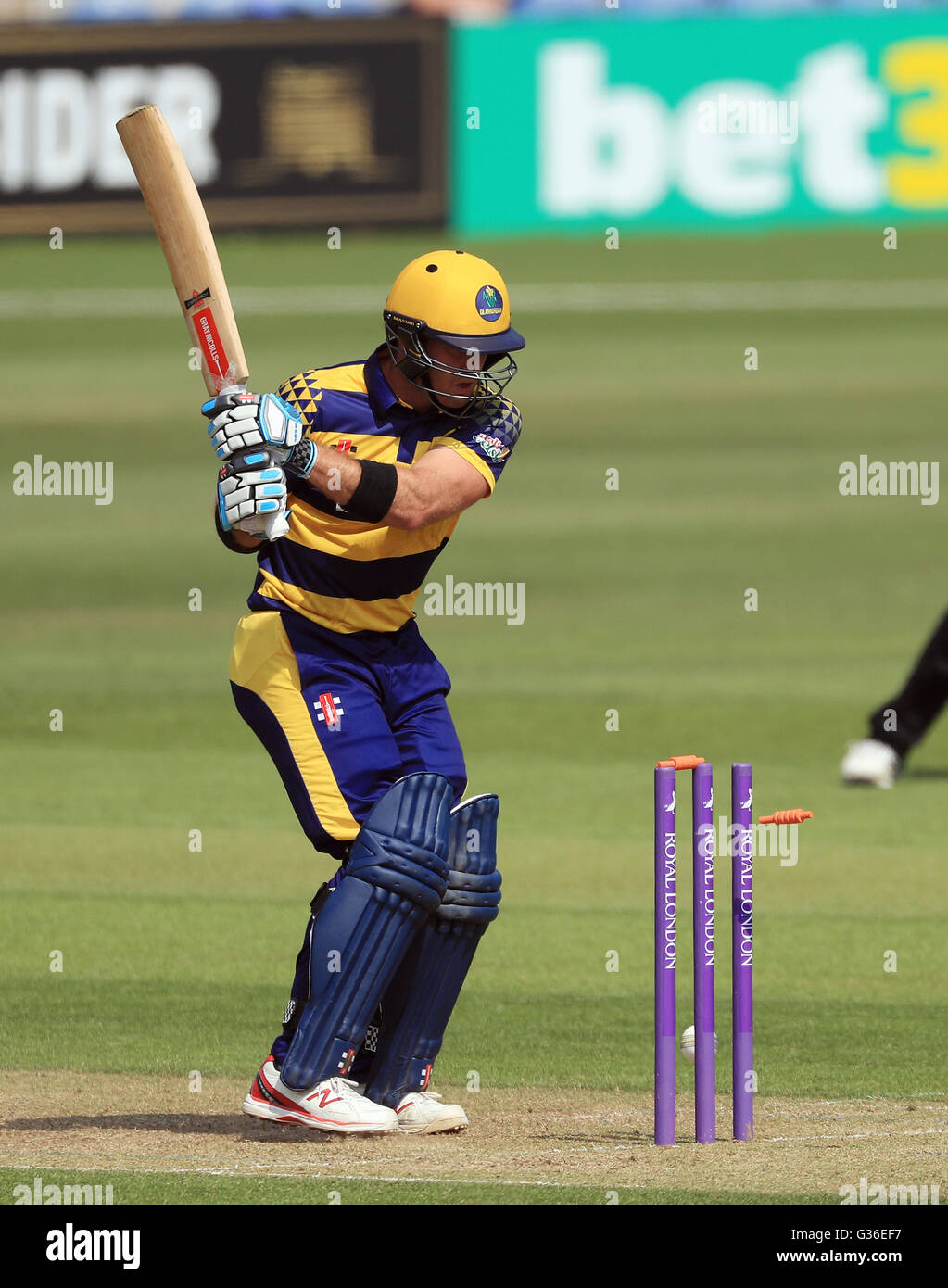 Glamorgan's Colin Ingram mishooks une balle sur les souches et à son est joué par Sussex Ajmal Shahzad durant la coupe d'une journée, match à la Division sud SWALEC Stadium de Cardiff, l'ESS. Banque D'Images