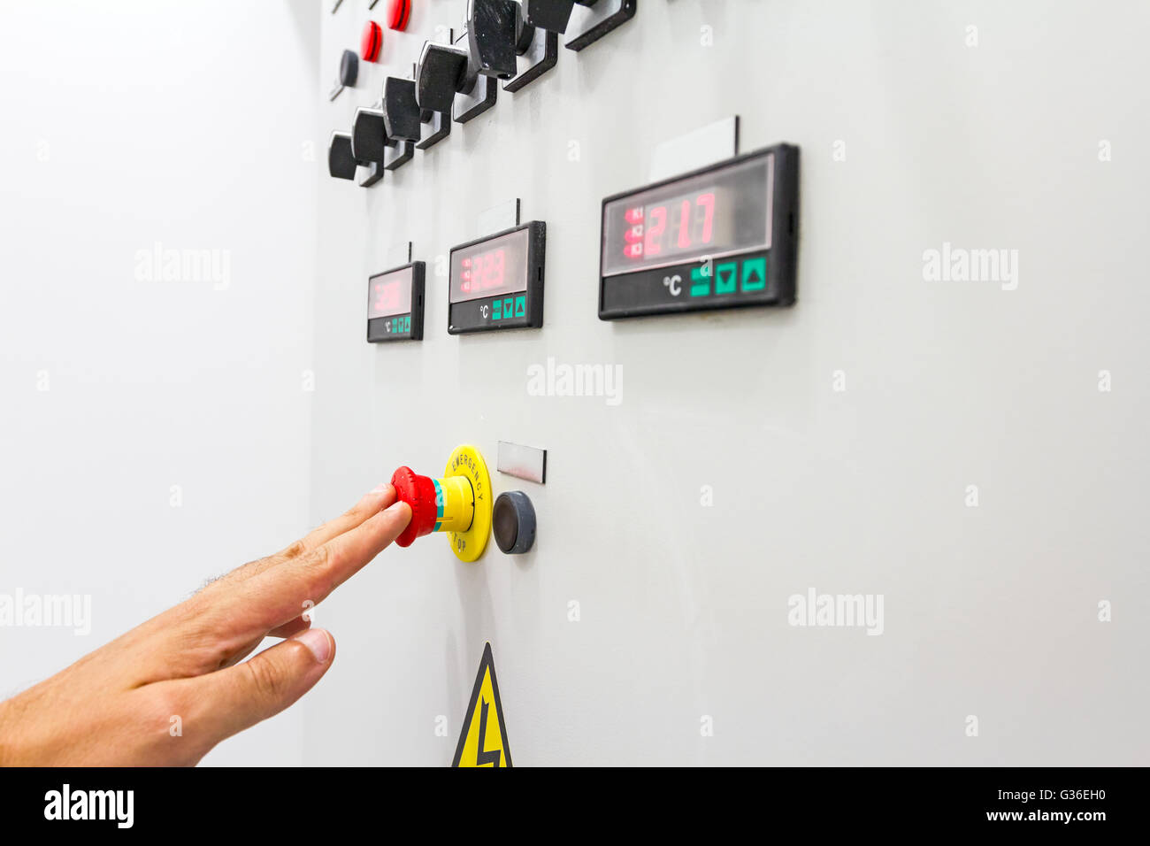 L'activation ou l'arrêt de fusibles, avec affichage de l'indicateur de température numérique avec autocollant d'avertissement et un arrêt d'urgence. Banque D'Images