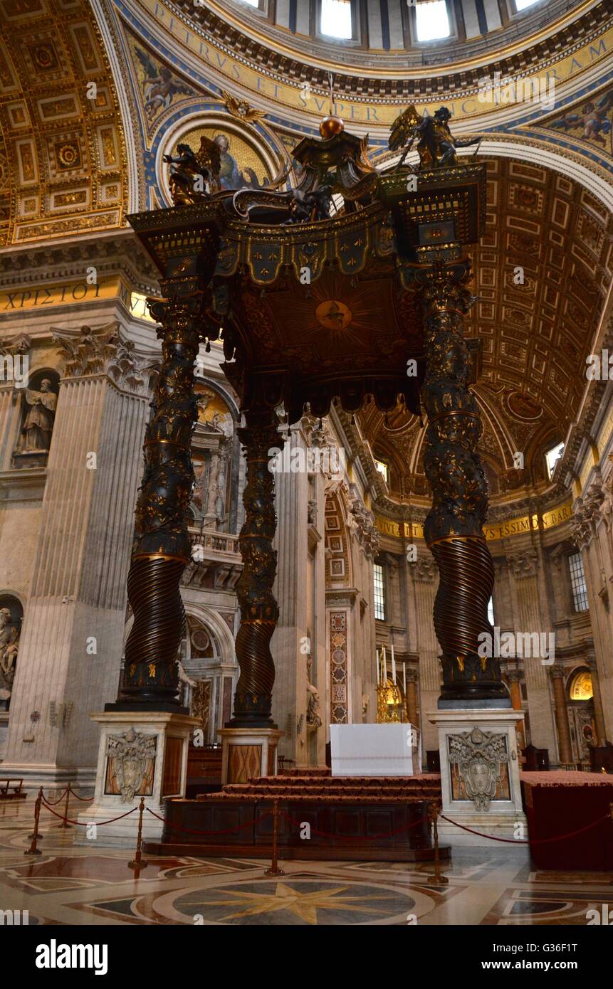 Autel à la basilique Saint-Pierre, Cité du Vatican, Italie Banque D'Images