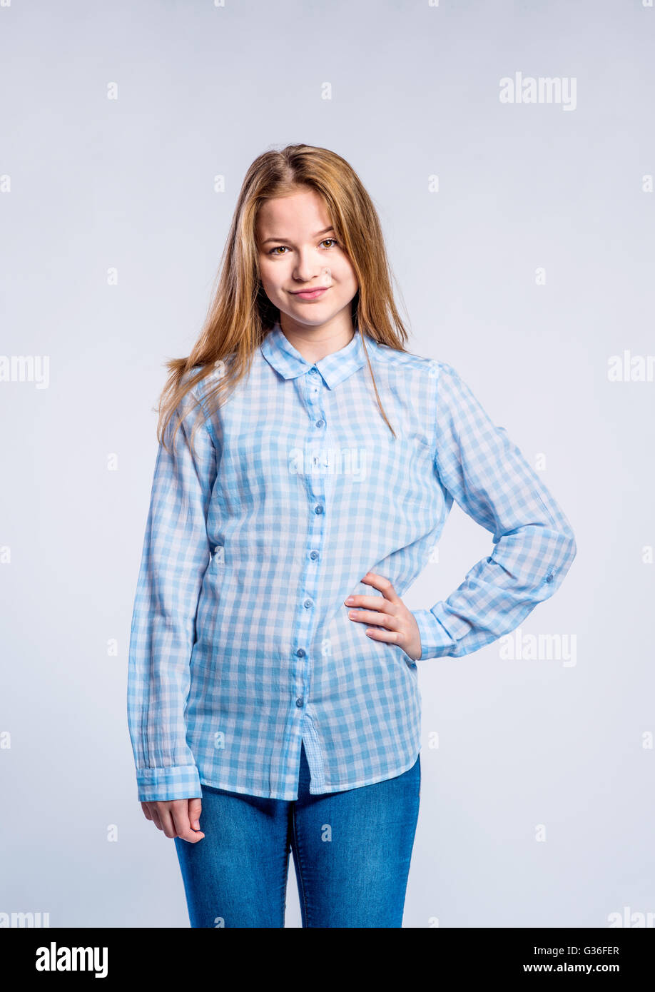 Jeune fille en jeans et chemise, jeune femme, studio shot Banque D'Images