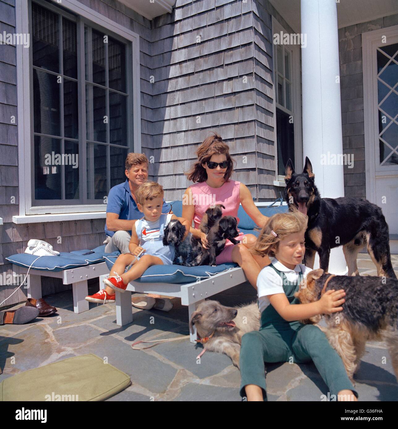 Président américain John F. Kennedy se détend avec la Première Dame Jacqueline Kennedy, fille Caroline et son fils Jean sur l'île de Squaw le 14 août 1963 à Hyannis Port, Massachusetts. Banque D'Images