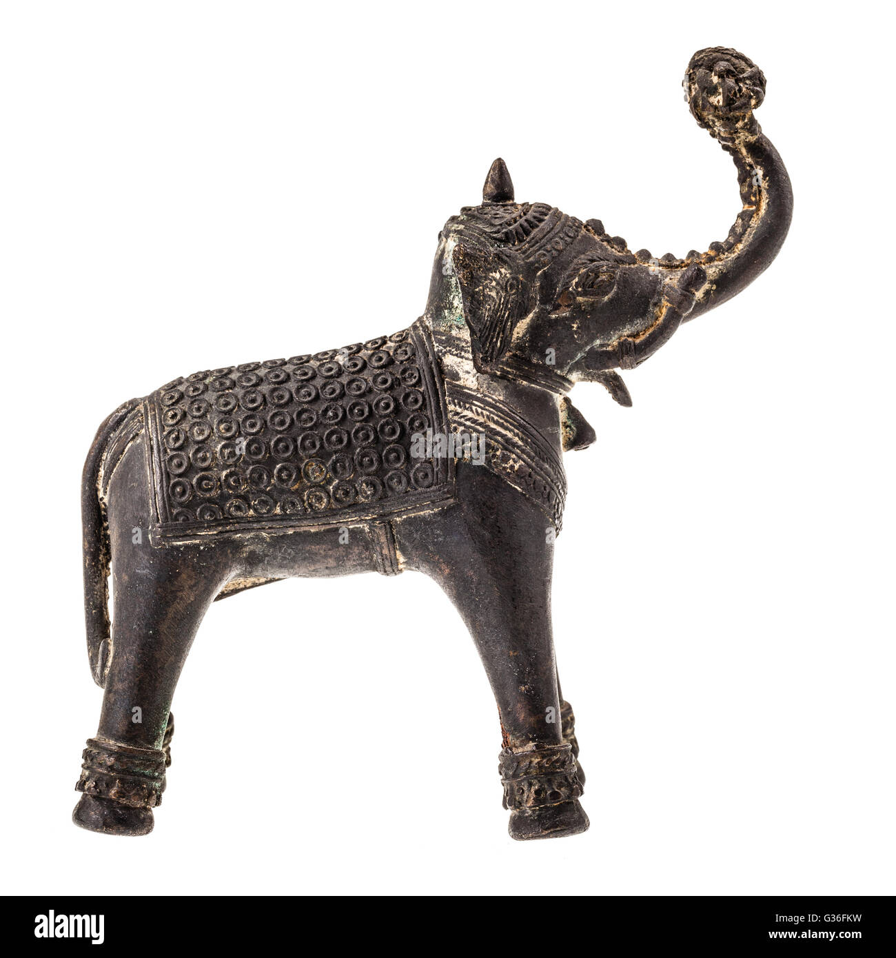 Un éléphant en bronze figurine indien isolé sur fond blanc Banque D'Images