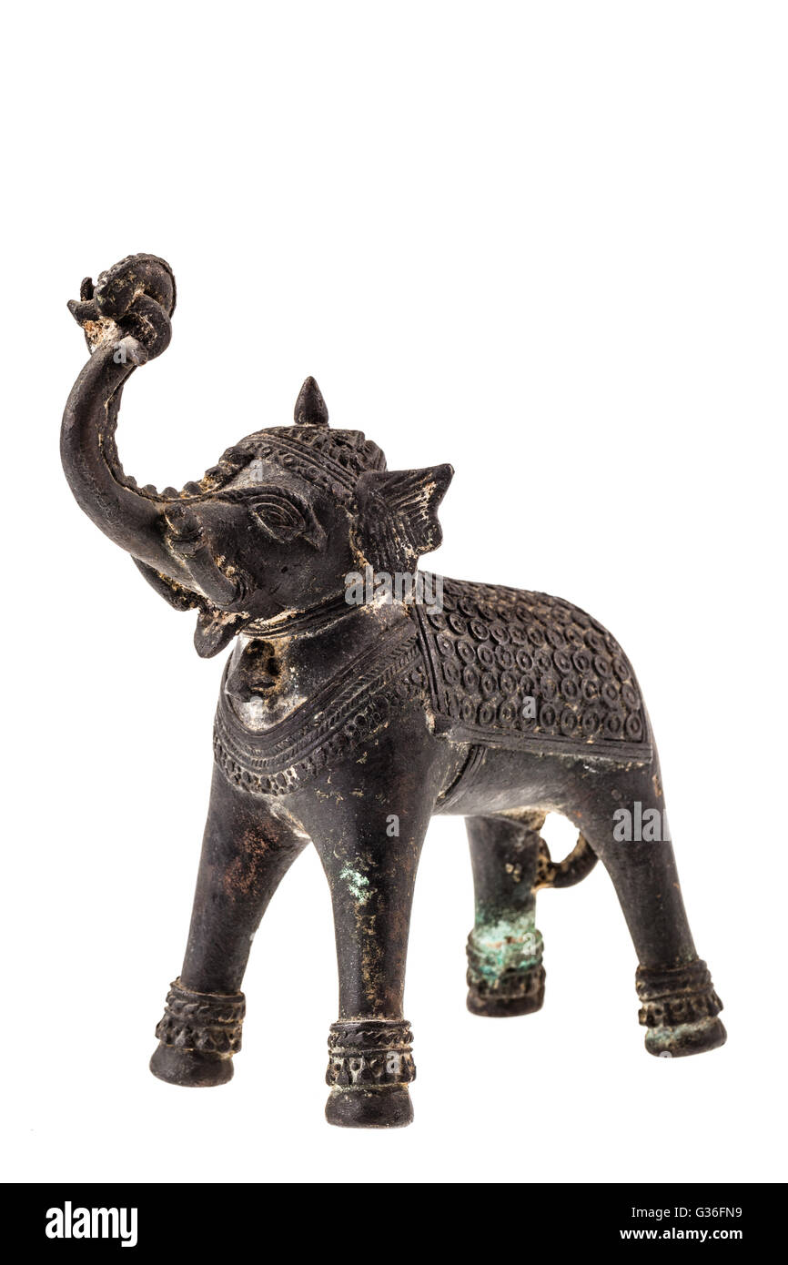 Un éléphant en bronze figurine indien isolé sur fond blanc Banque D'Images