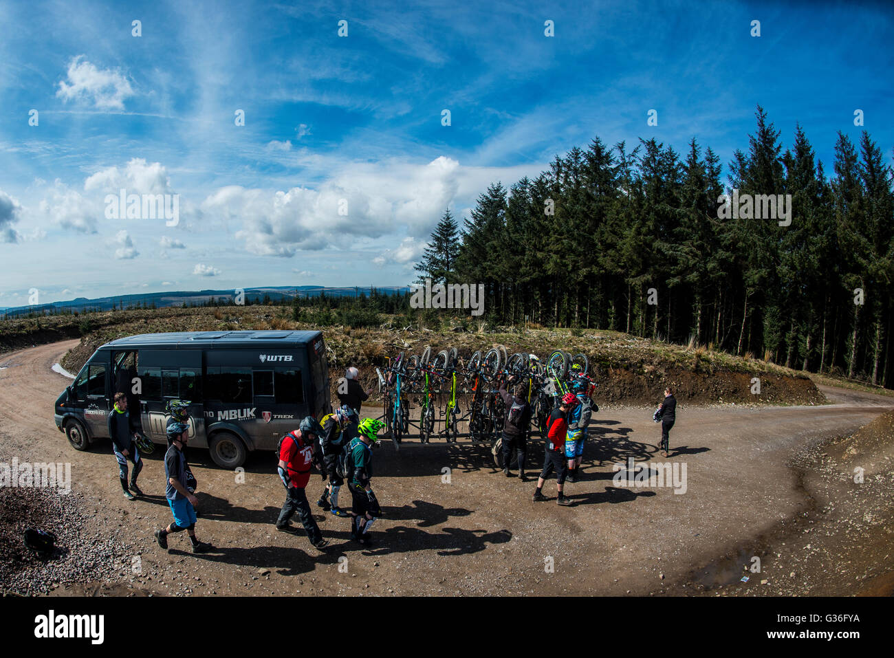 Le soulèvement de vélo de montagne au service de galles Bikepark près de Merthyr Tydfil. Banque D'Images