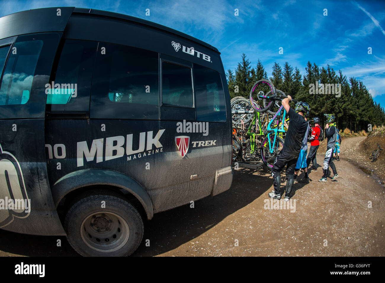 Le soulèvement de vélo de montagne au service de galles Bikepark près de Merthyr Tydfil. Banque D'Images