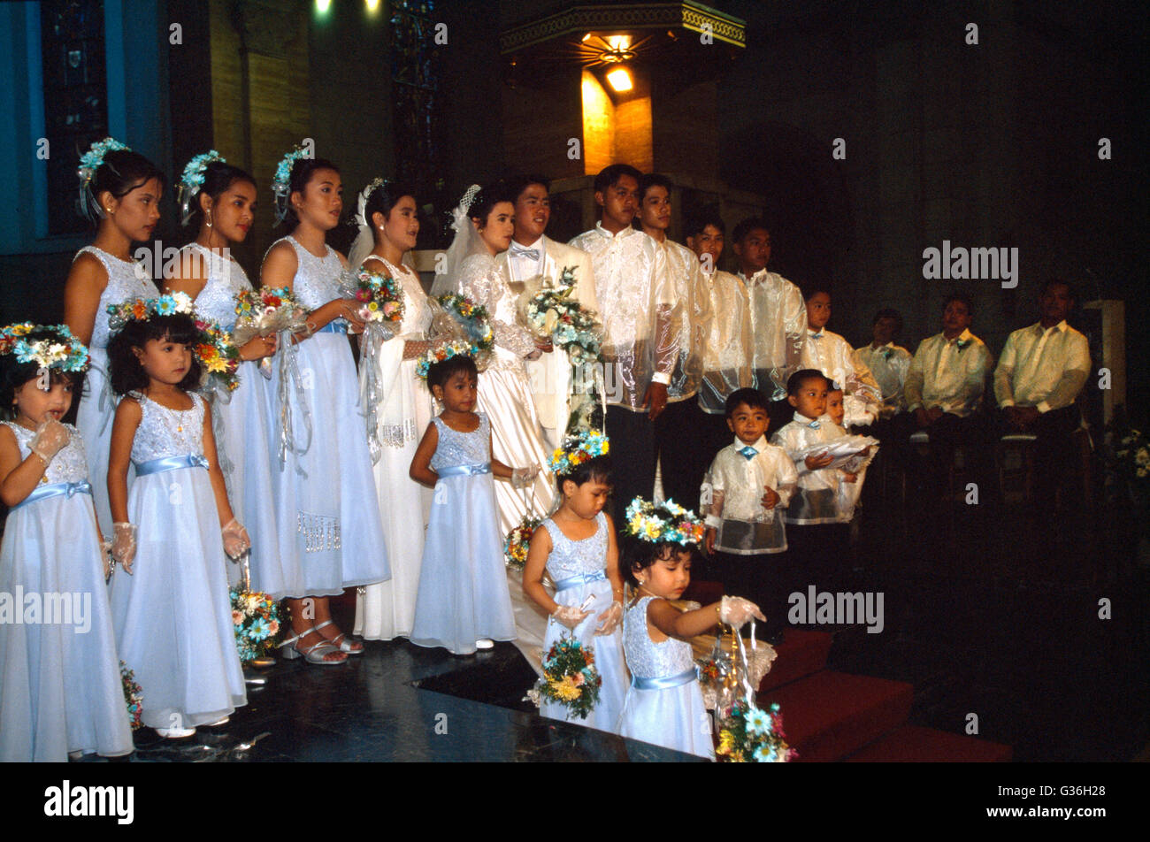 Groupe de mariage à la cathédrale, manille, philippines Banque D'Images