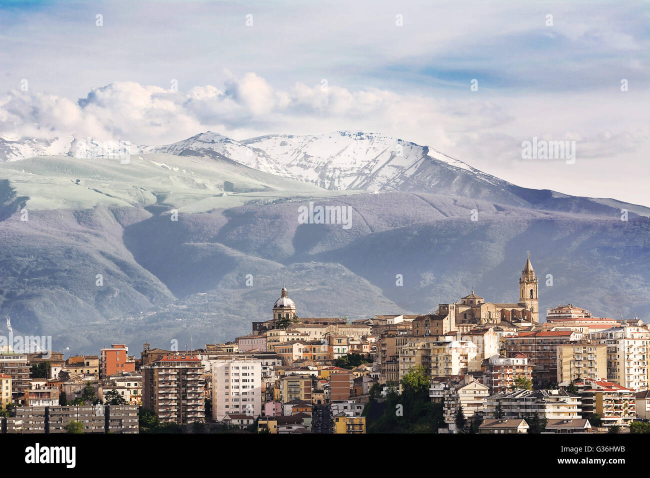 Chieti, l'une des capitales de l'Abruzzo photographies avec l'arrière-plan de la Majella Banque D'Images