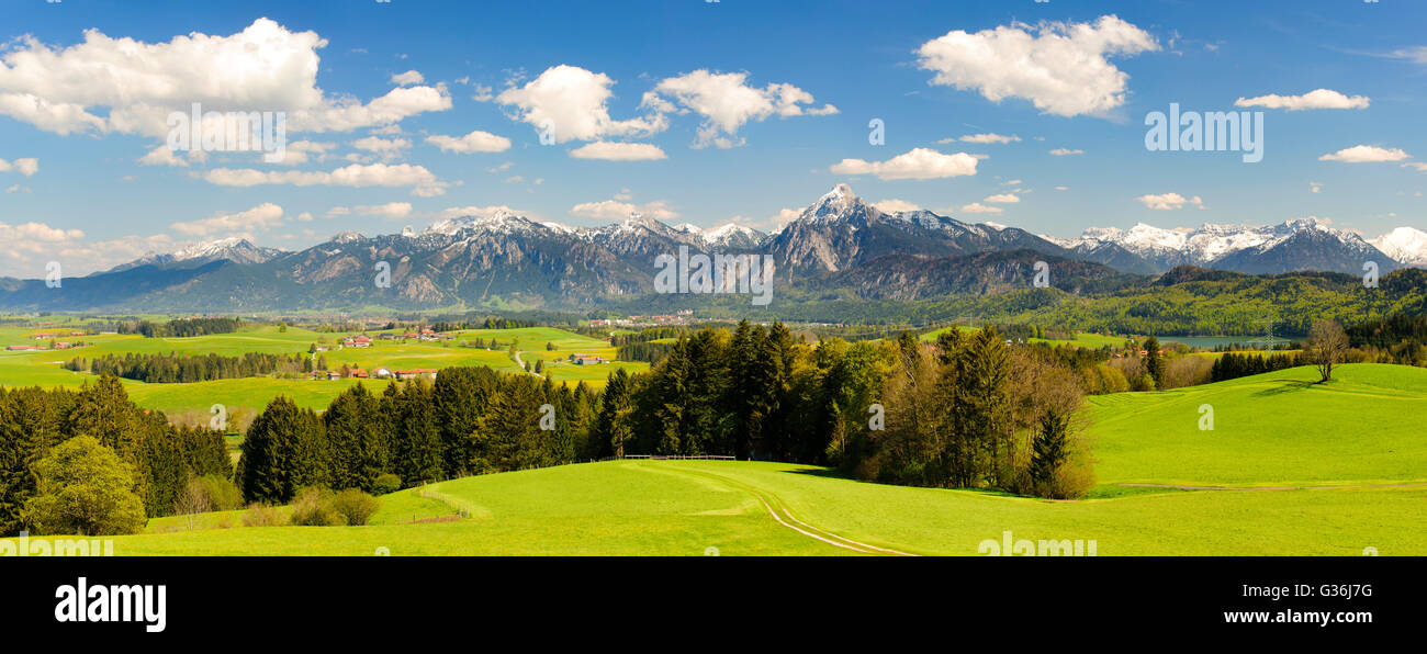 Paysage panoramique avec montagnes des Alpes en Bavière, Allemagne Banque D'Images
