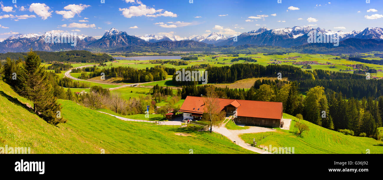 Paysage panoramique avec montagnes des Alpes en Bavière, Allemagne Banque D'Images