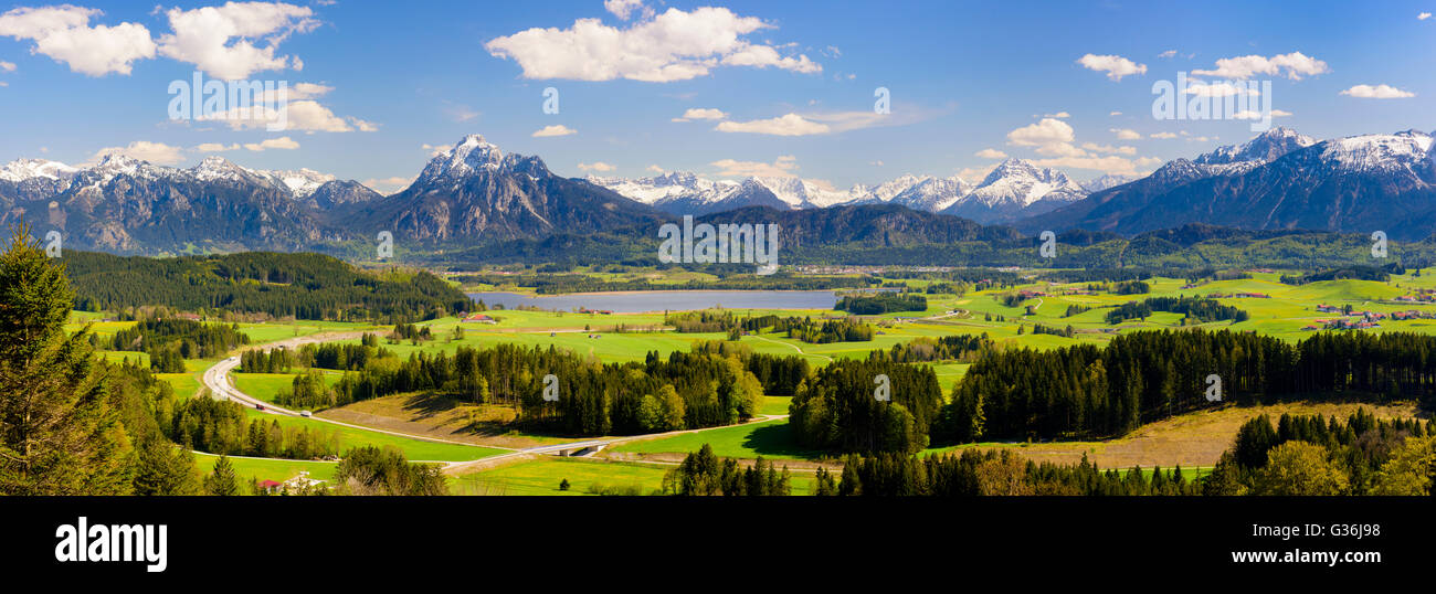 Paysage panoramique avec montagnes des Alpes en Bavière, Allemagne Banque D'Images