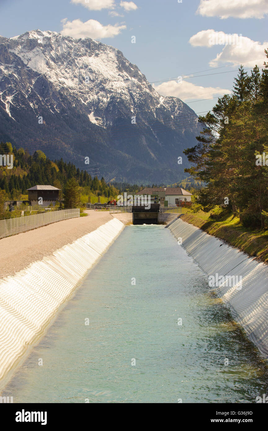 Canal d'eau de la rivière Isar, dans l'Allemagne pour station d'énergie hydroélectrique Banque D'Images