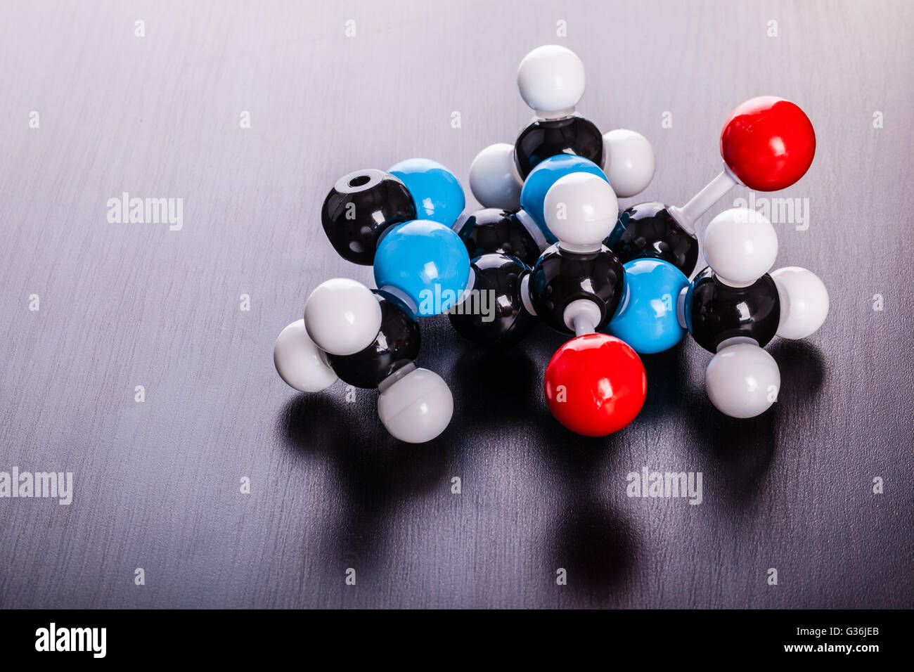 Un modèle de structure moléculaire chimique de la caféine sur la surface en bois Banque D'Images