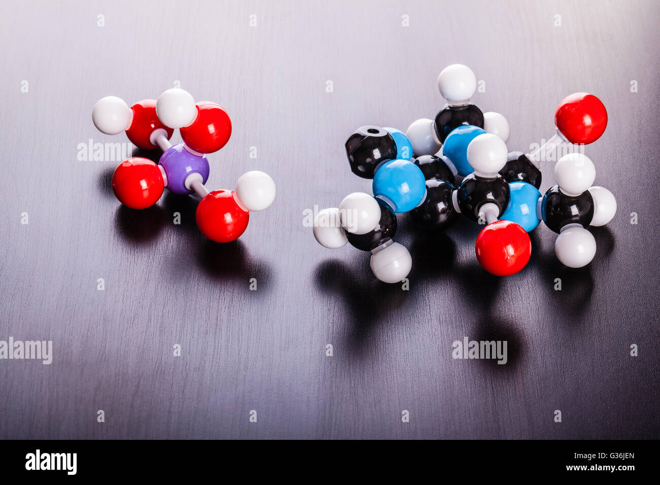 La caféine et l'acide phosphorique modèle de structure moléculaire chimique sur une surface en bois Banque D'Images