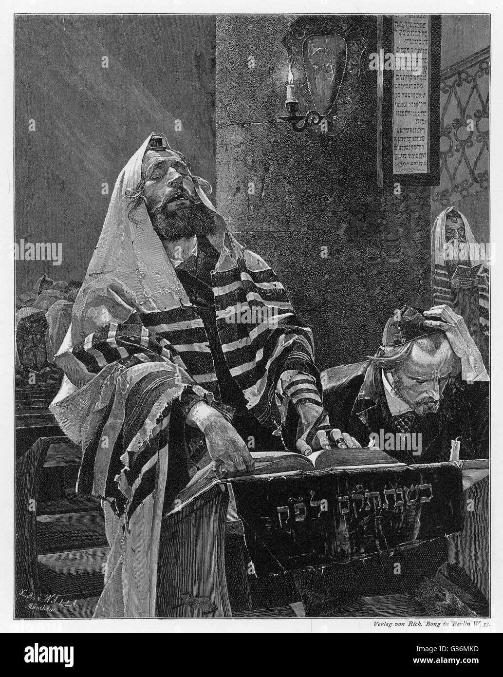 Un prêtre juif dans la synagogue Banque D'Images