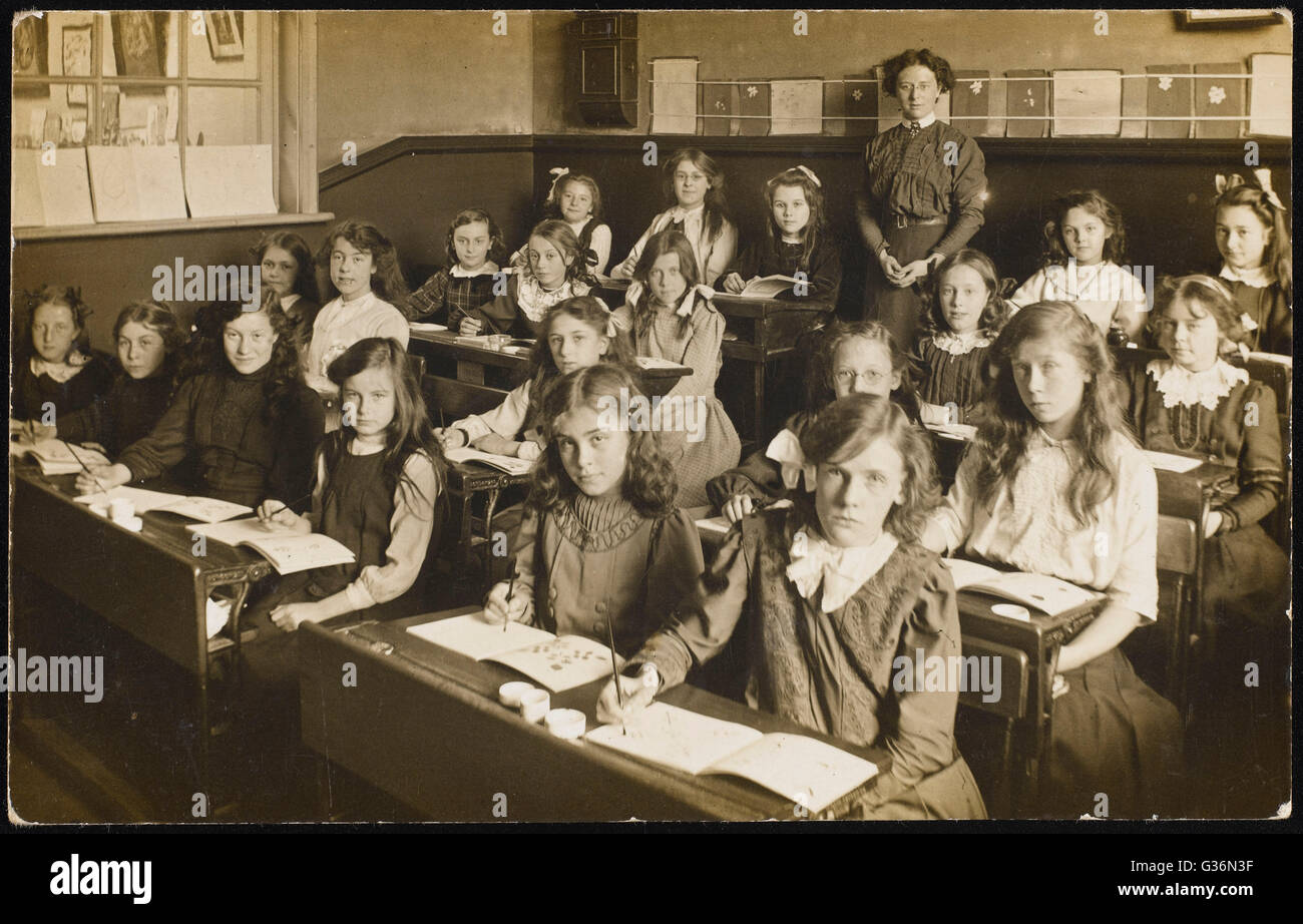 Une classe de filles dans une école pour filles, avec leur enseignant, Mlle bols. Date : vers 1905 Banque D'Images