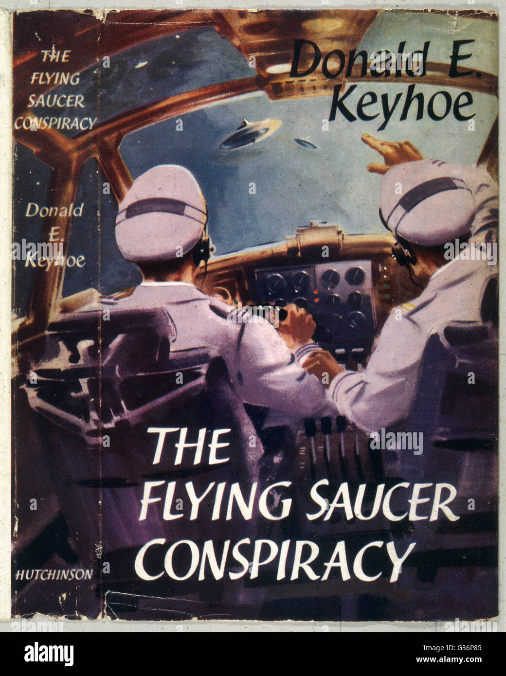 La soucoupe volante de conspiration, d'un livre par E Donald Keyhoe. La couverture montre deux pilotes de ligne aérienne observation une soucoupe volante à travers leur fenêtre du cockpit. Date : 1957 Banque D'Images
