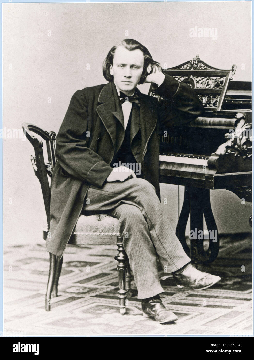 Johannes Brahms, compositeur et musicien, vue ici comme un jeune homme, assis à un piano à queue. Date : 1833 - 1897 Photo Stock - Alamy