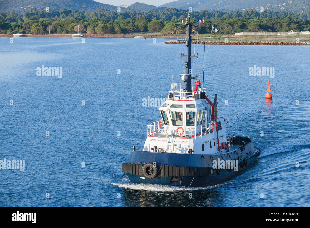 Corse, France - le 2 juillet 2015 : Reprendre remorqueur 40T. Bateau industriel avec superstructure blanc et bleu foncé coque en cours sur mer Banque D'Images