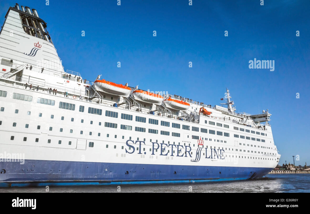 Saint-pétersbourg, Russie - 7 juin 2016 : blanc de passagers passant Saint-pétersbourg Canal de la mer. Mme SPL princesse Anastasia Banque D'Images