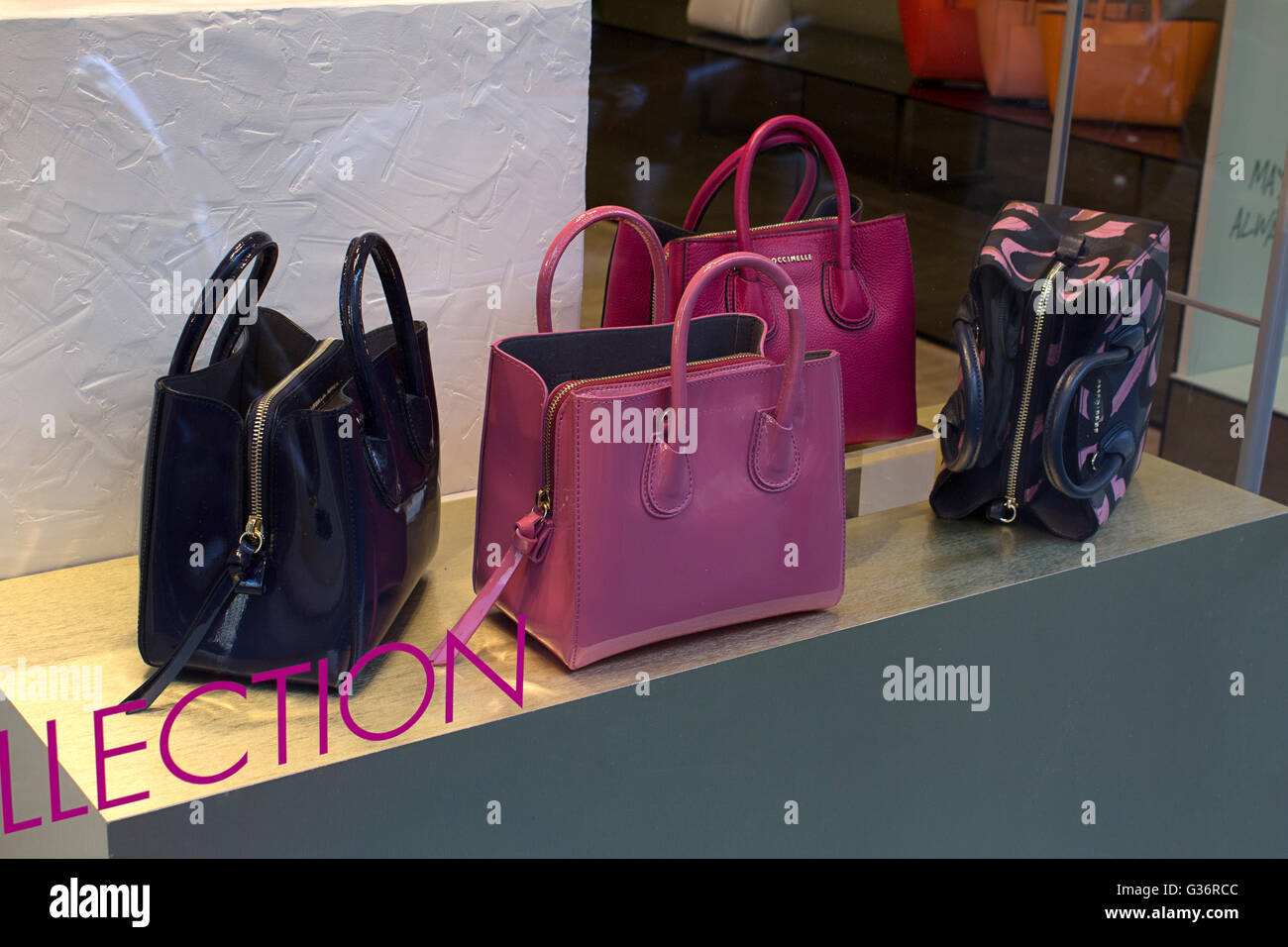 Vitrines de femmes sacs en cuir,chaussures et accessorizes de collection  printemps/été dans la Via della Spiga, à Milan, Italie Photo Stock - Alamy