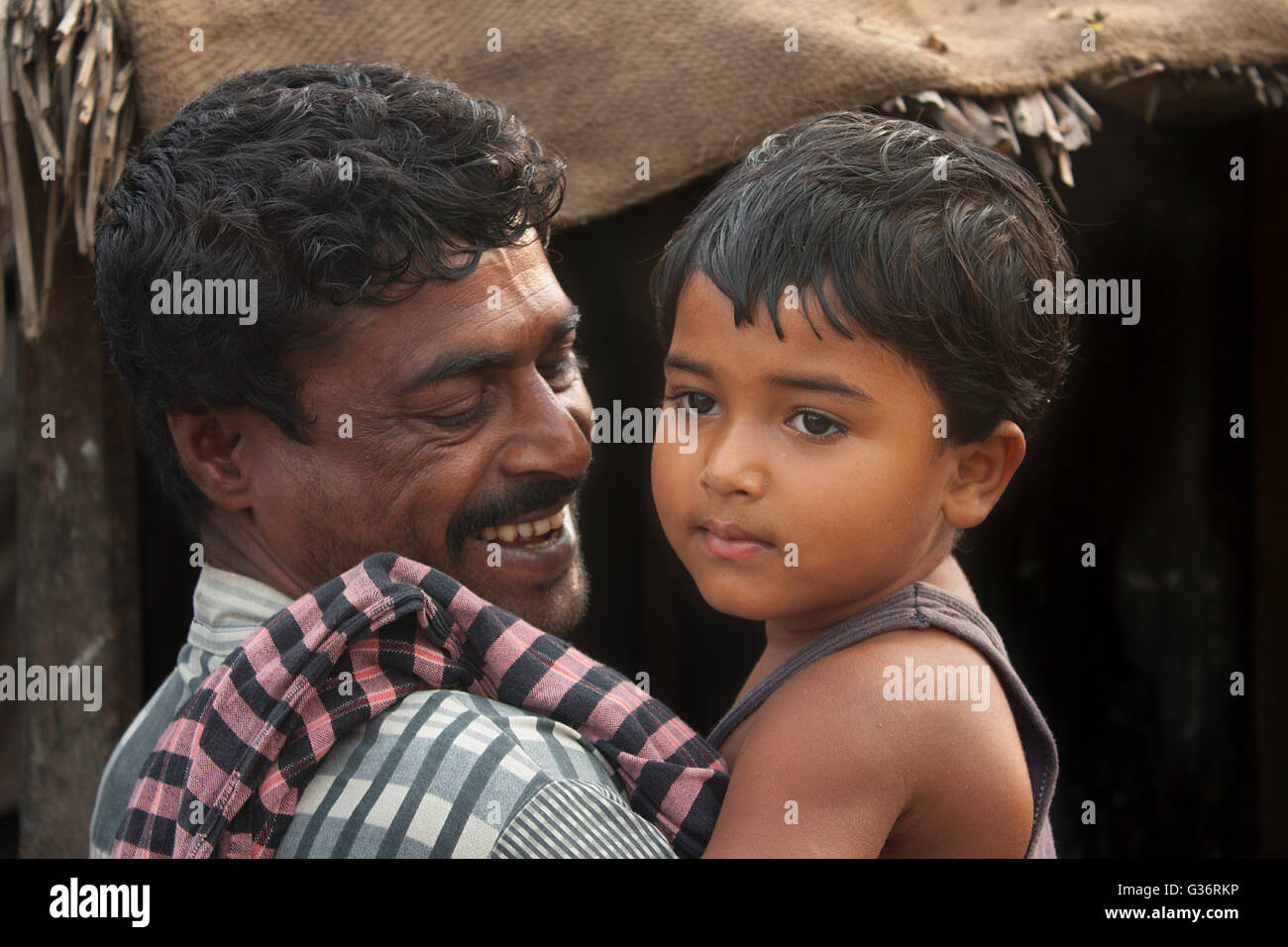 Père et fille.Khulna, Bangladesh. Banque D'Images